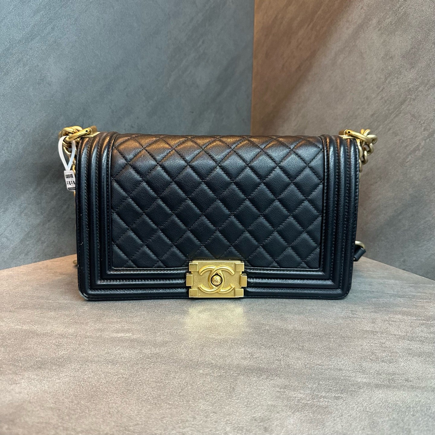 Chanel leboy medium-sized black gold cowhide chain bag, 20mo