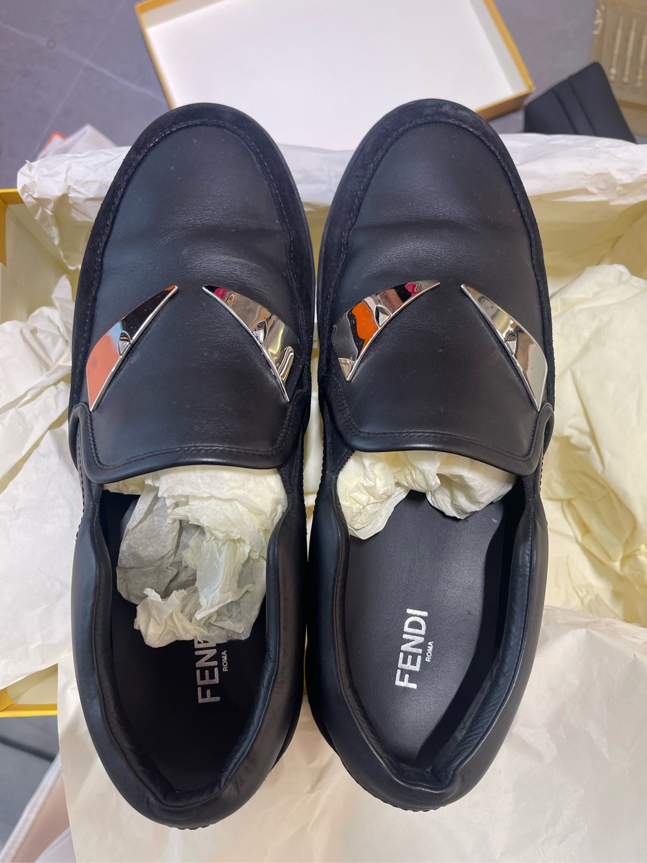 FENDI men's shoes, size 7, black pure cowhide. The condition is shown in the pictures. If you are interested, click "I want it" to chat with me privately~