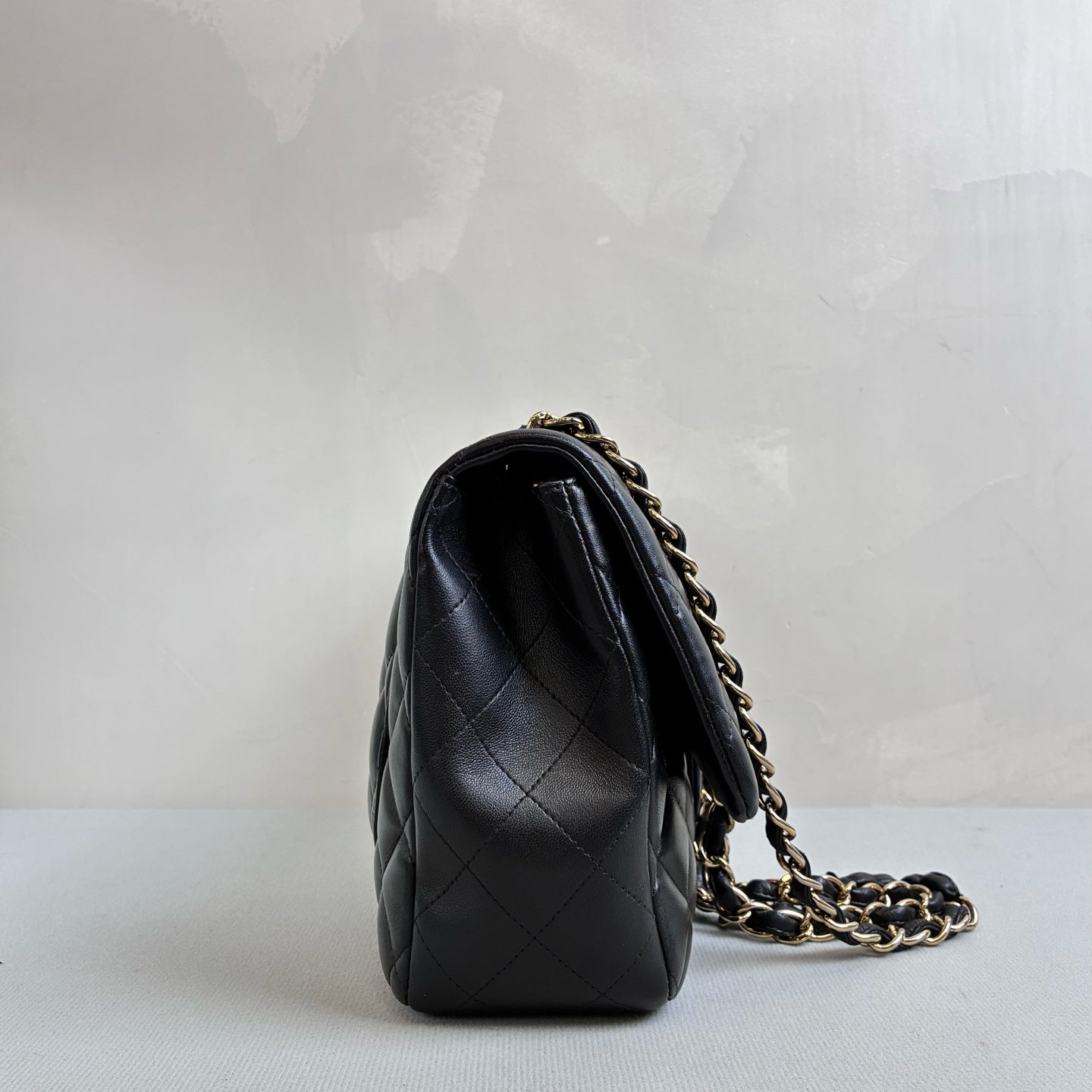 Chanel 14-inch 99% new CF medium size black and gold quilted lambskin dimensions 30*19.