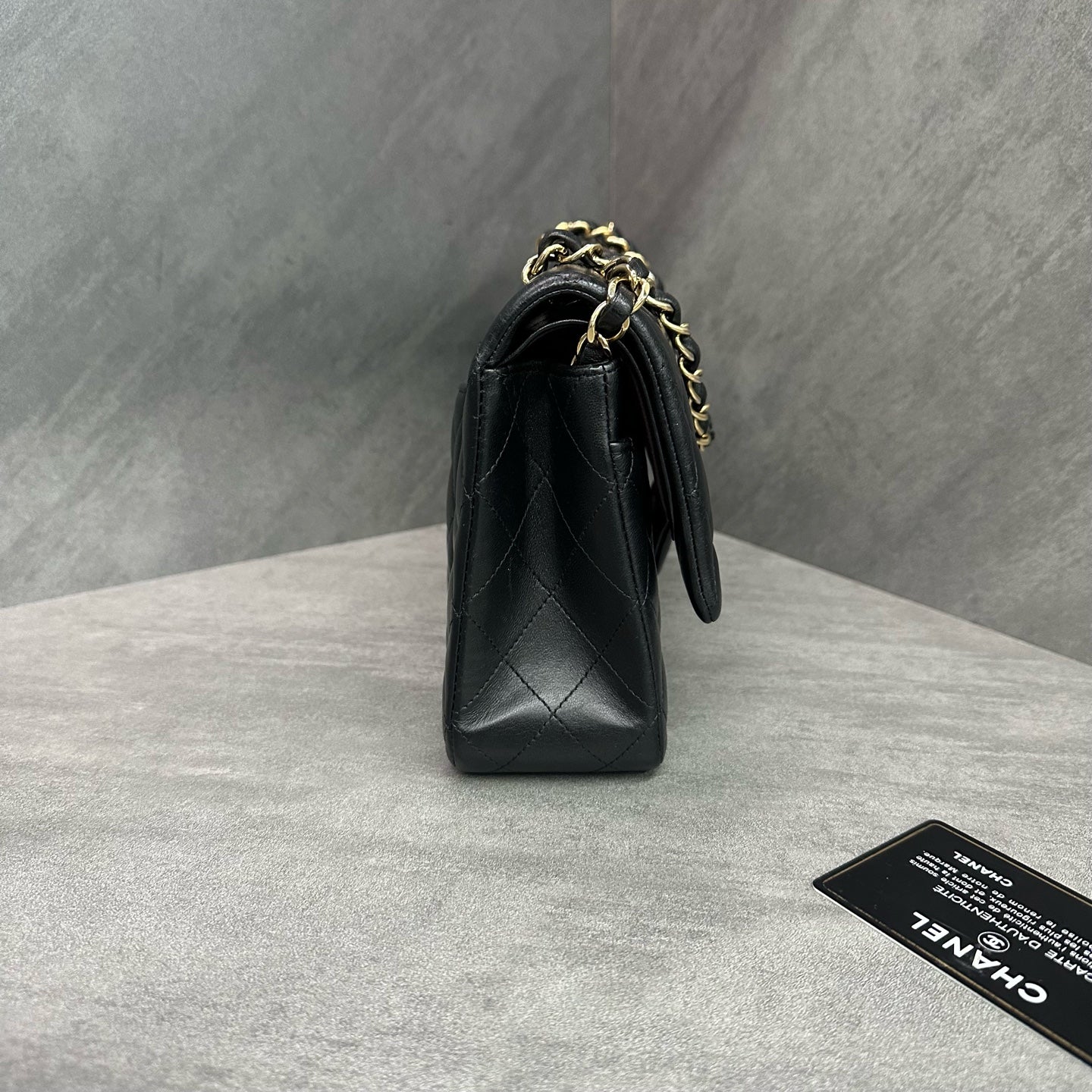 Chanel cf medium size black gold sheepskin chain bag, 27 openings, card bag type, three-dimensional inside clean