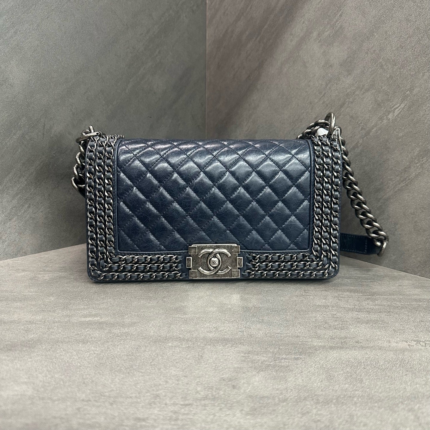 CHANEL Le Boy multi-chain trimmed heavy-duty chain bag, blue-black with silver-tone hardware, oil-waxed cowhide, 20-series serial number, original condition, in stock at favorable price