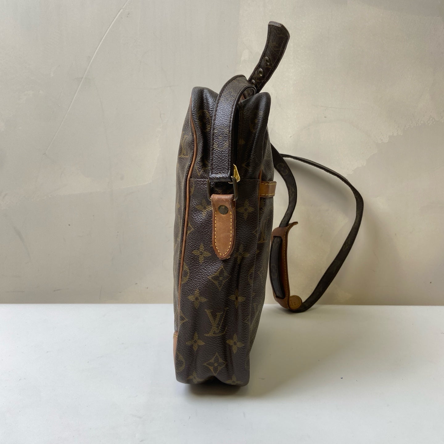 LV/Louis Vuitton 92 Vintage Monogram Crossbody Bag Camera Bag Pre-owned Size: 28×22 Coated Canvas