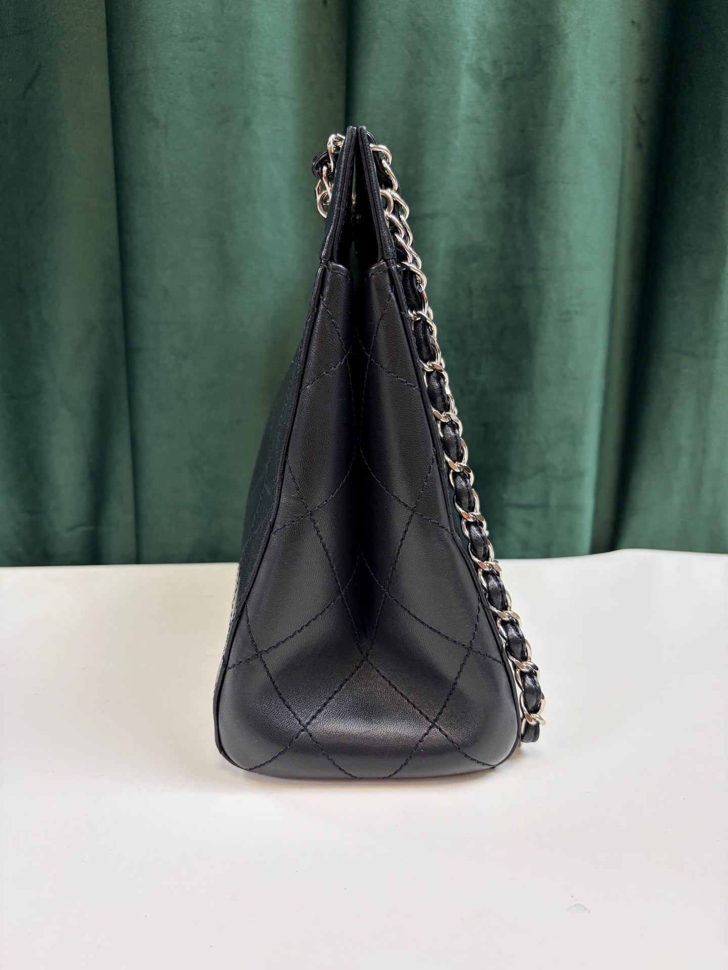 CHANEL Black and Silver Glossy Surface Piano Score Tote Chain Bag 99% New Pre-owned Bag Five Openings