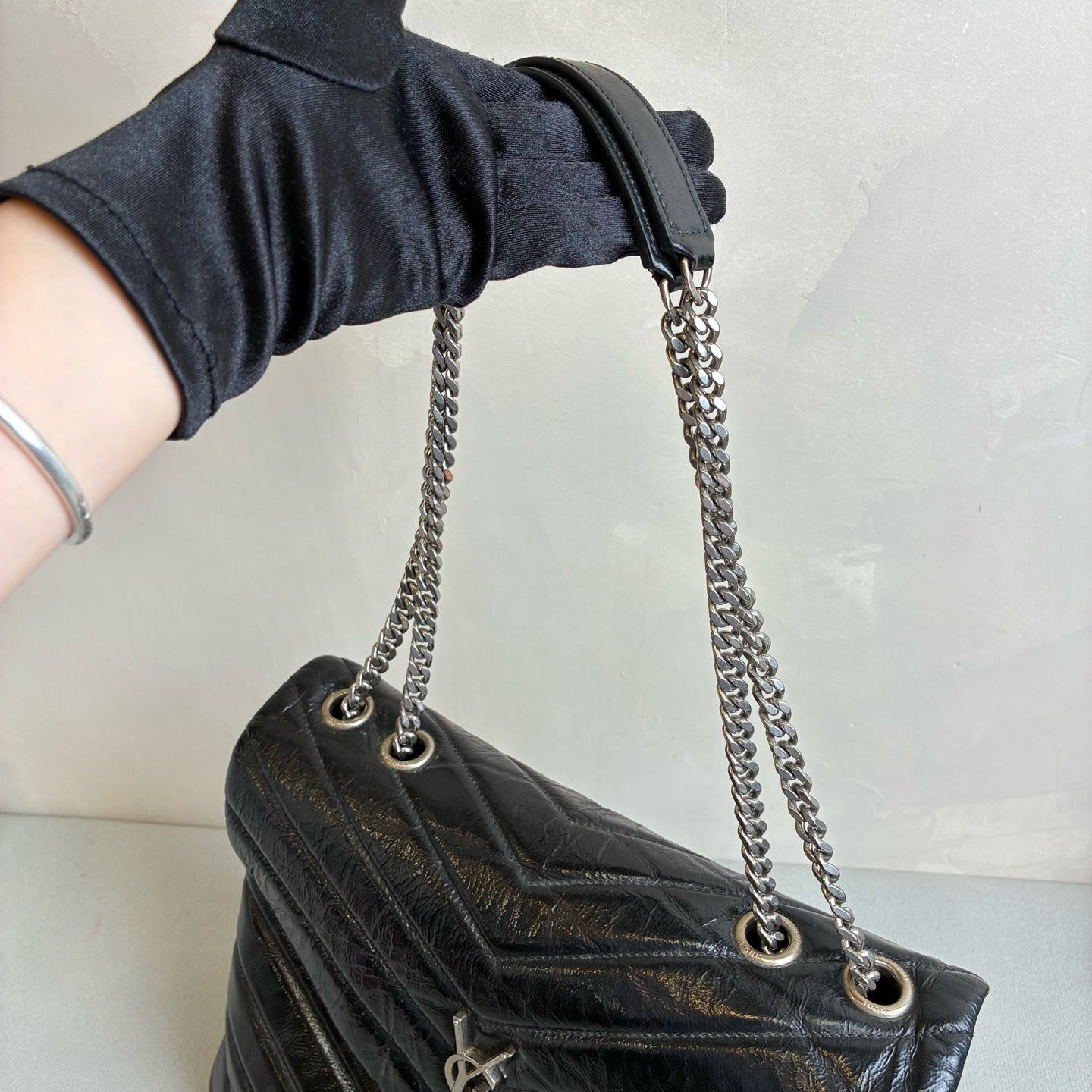 99% new YSL Loulou shoulder bag, medium size, black patent leather with silver chain, super stylish, dimensions 30x22x13.