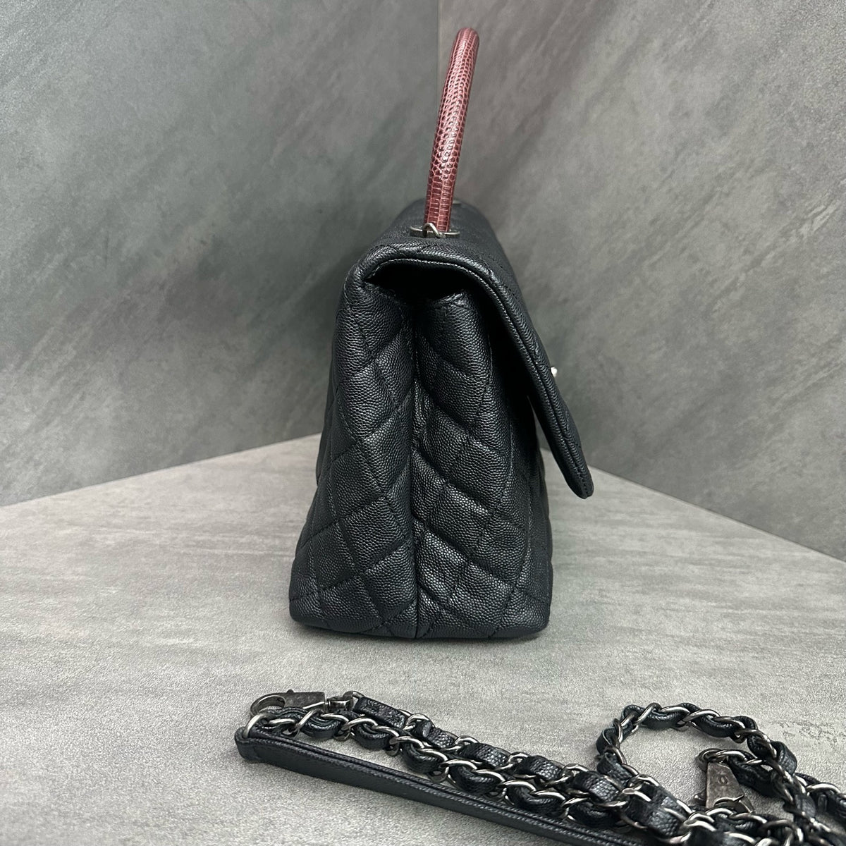 CHANEL Coco Handle Black Gold Lizard Skin Gold Hardware Tote Bag Red Lizard Handle Crossbody Bag 23 Series