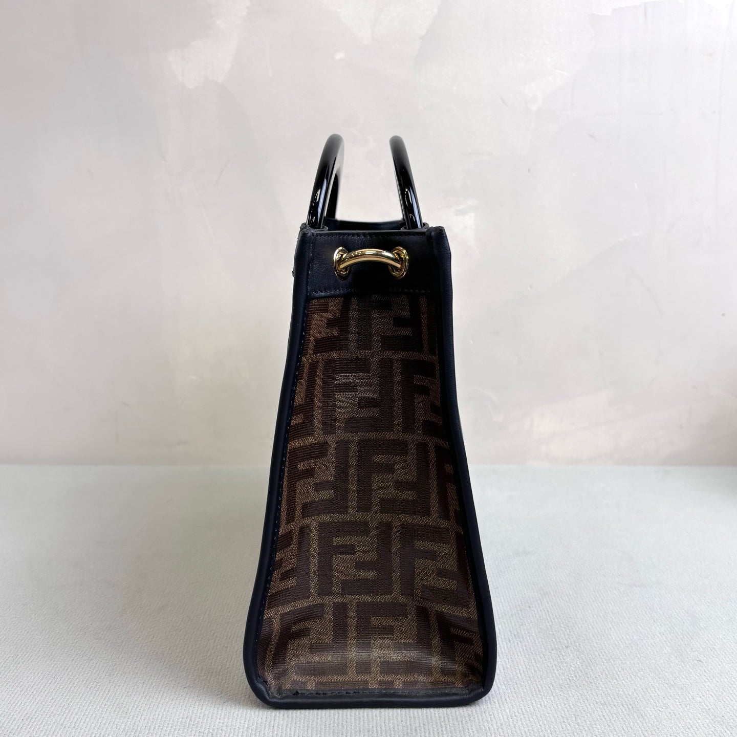 Fendi runway tote bag size 28*21, like new condition.