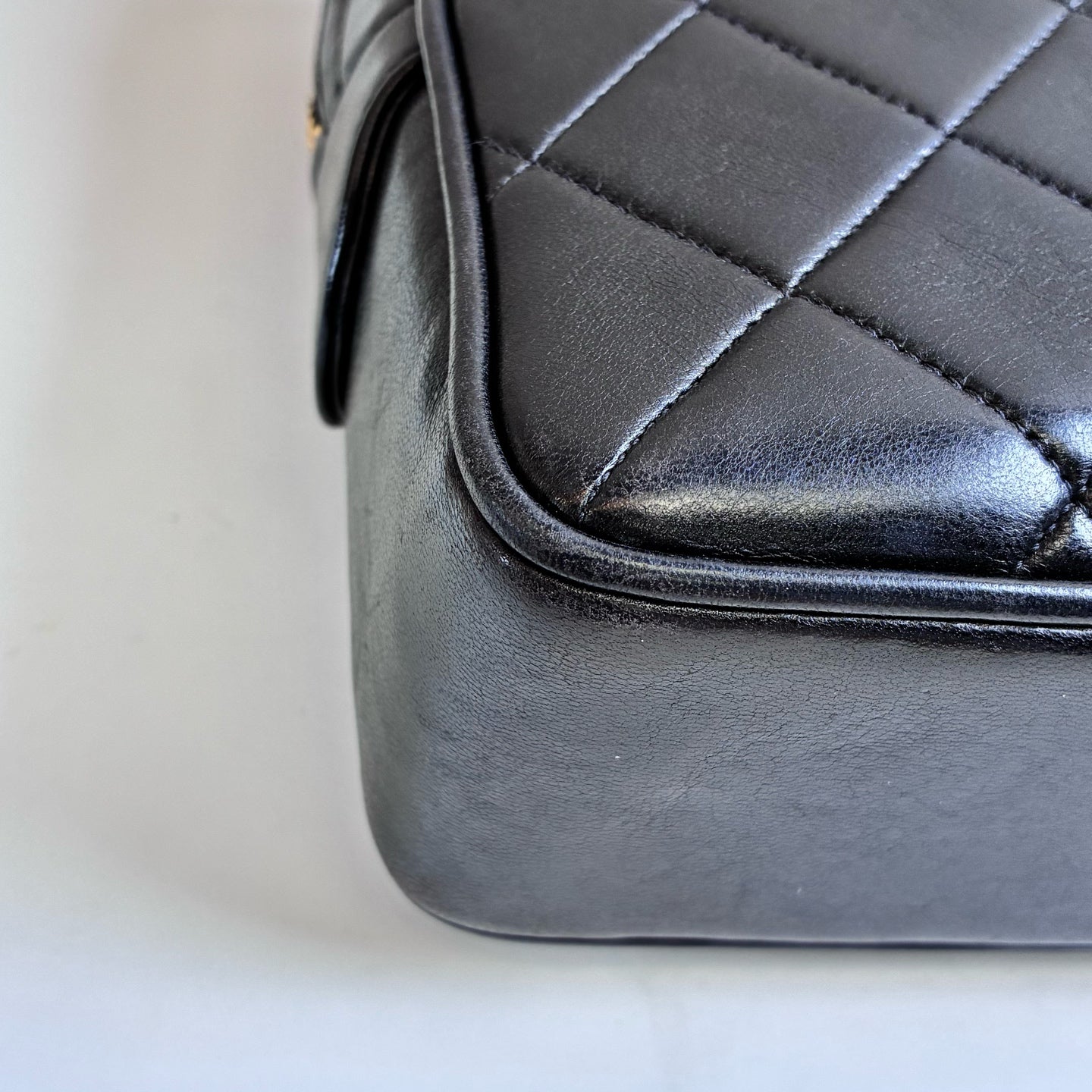 Chanel Black Gold Diamond Quilted Full Leather Shoulder Bag 99% New Size: 27*20*7 Lambskin Material Comes with Card