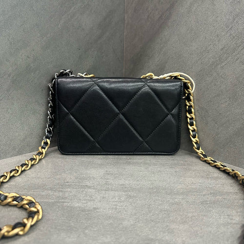 Chanel 19bag woc Black Gold Lambskin Chain Bag, produced in 2019, with authenticity card