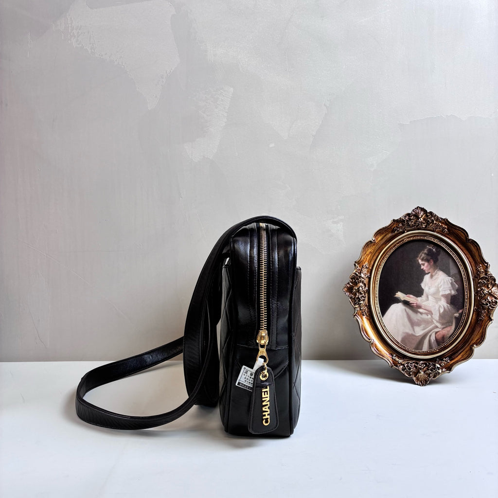 Chanel Black Gold Diamond Quilted Full Leather Shoulder Bag 99% New Size: 27*20*7 Lambskin Material Comes with Card