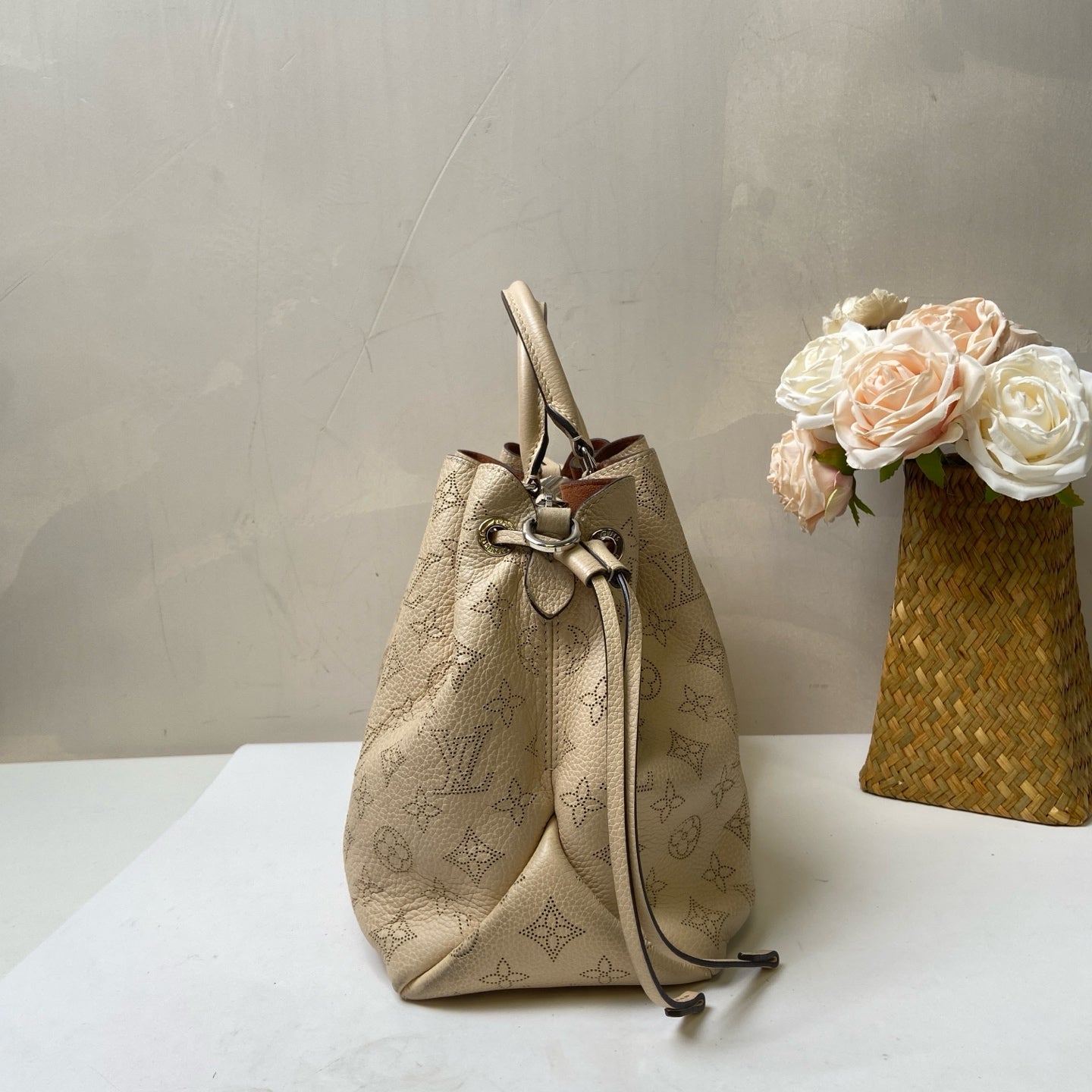 LV/Louis Vuitton BELLA TOTE Moon Goddess Milk Tea Color Hollow Tote Bag Chip Style 98% New Size: 35*23