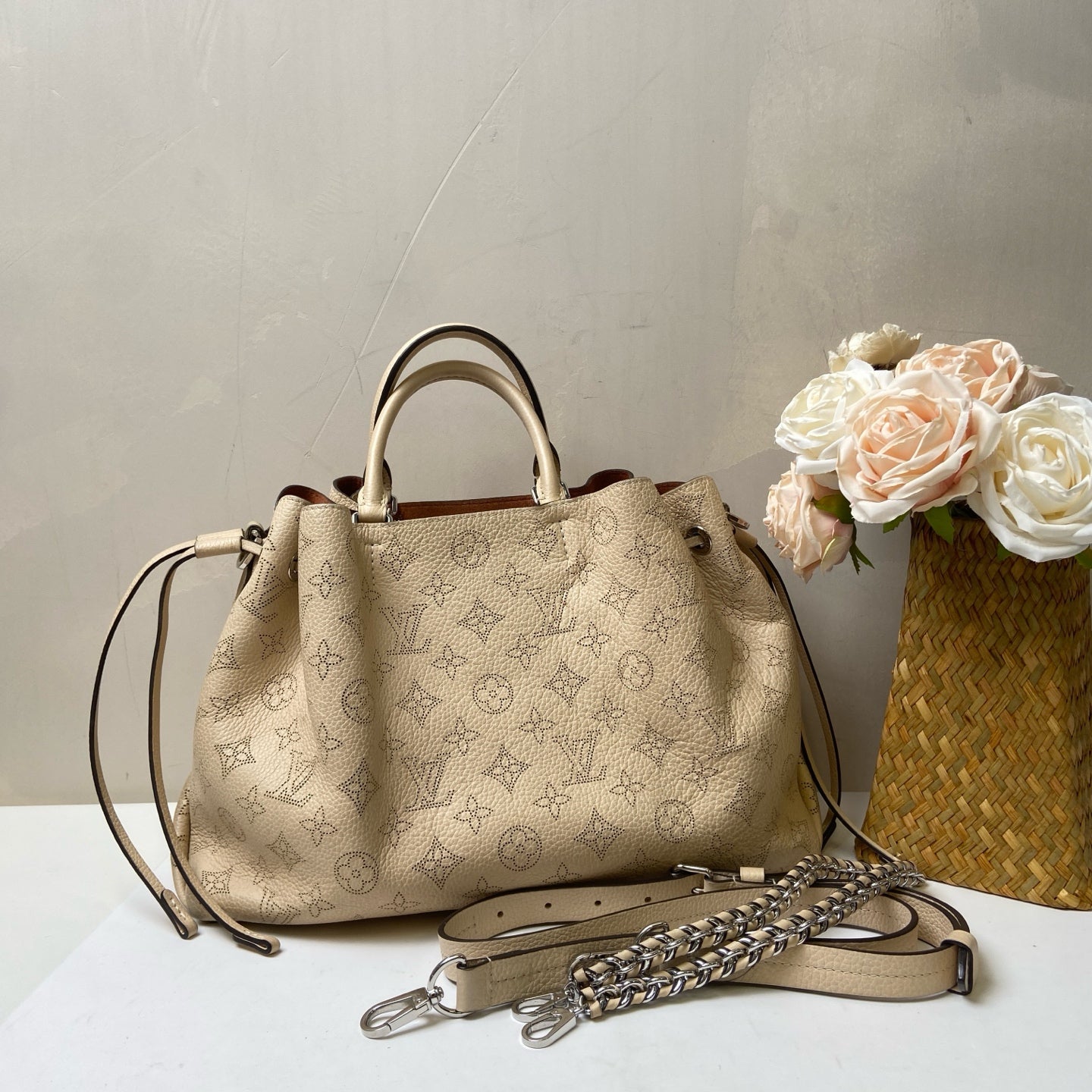 LV/Louis Vuitton BELLA TOTE Moon Goddess Milk Tea Color Hollow Tote Bag Chip Style 98% New Size: 35*23