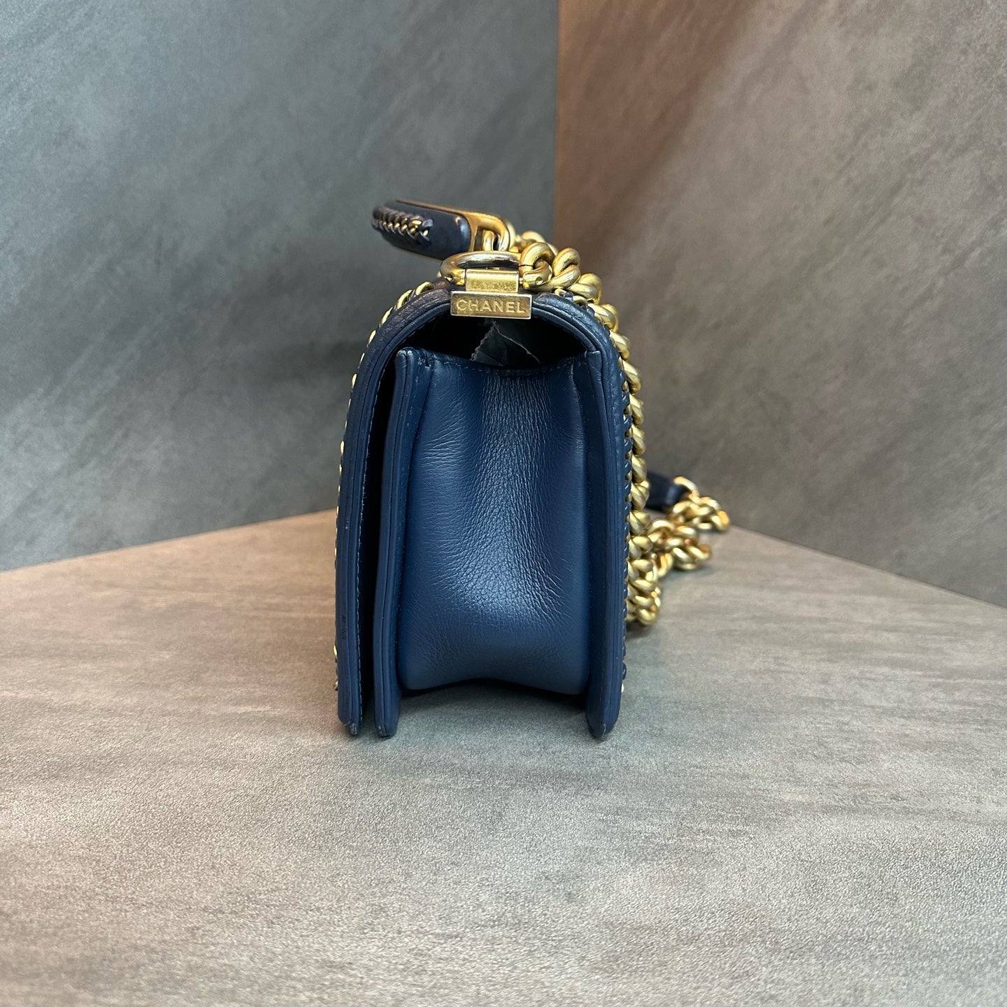 Chanel Blue medium-sized Leboy Court Limited Edition handle with rolled chain, size 25x8x14. Chip model