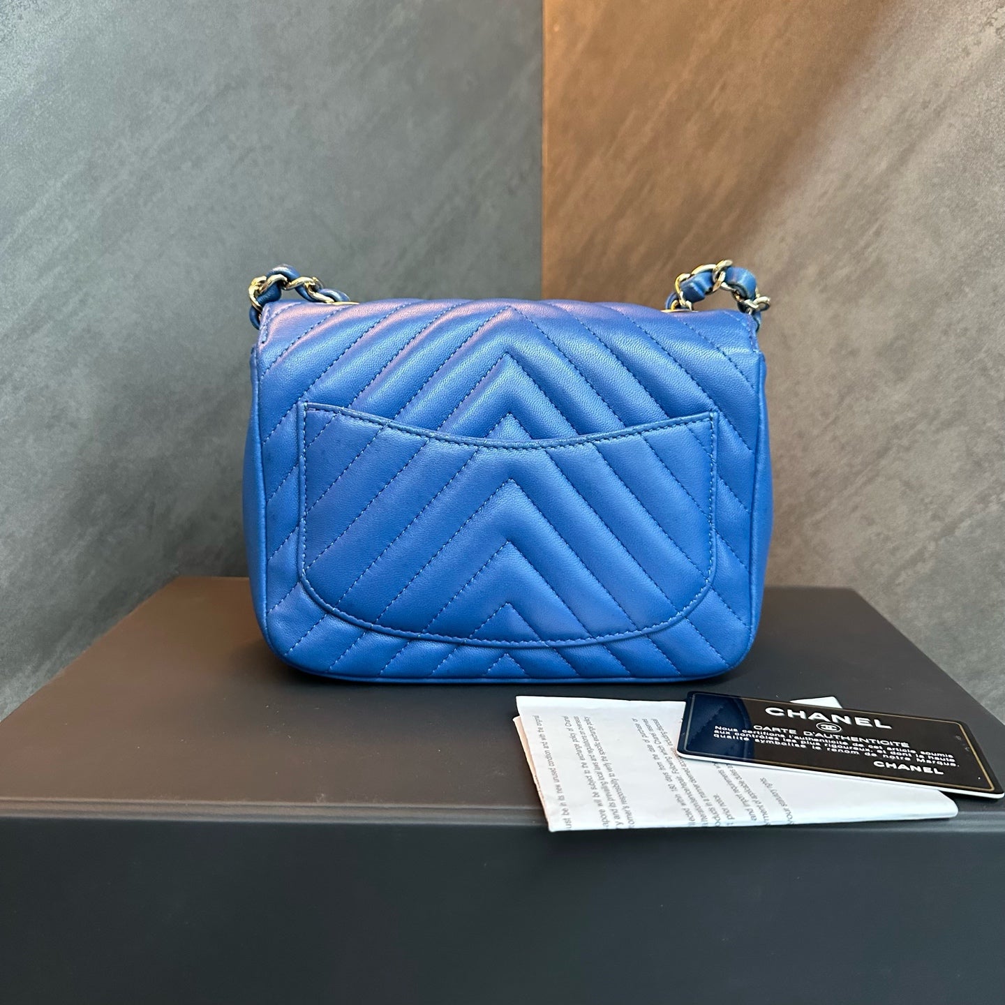 Chanel cf Square Fat Man blue and gold V-patterned sheepskin 27 open strap cassette ticket bag type three-dimensional inside clean