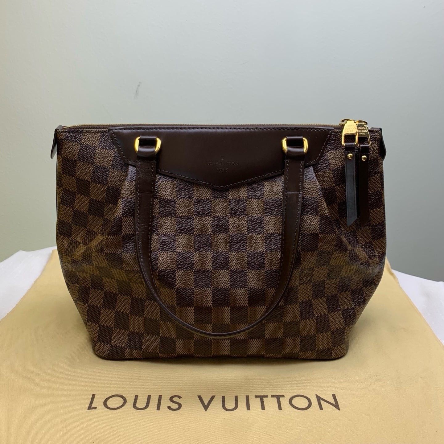 LV/Louis Vuitton Damier Checker Pattern Zip Closure Handbag Shoulder Bag in Brown Leather Dimensions: Approximately 30*27*17 cm