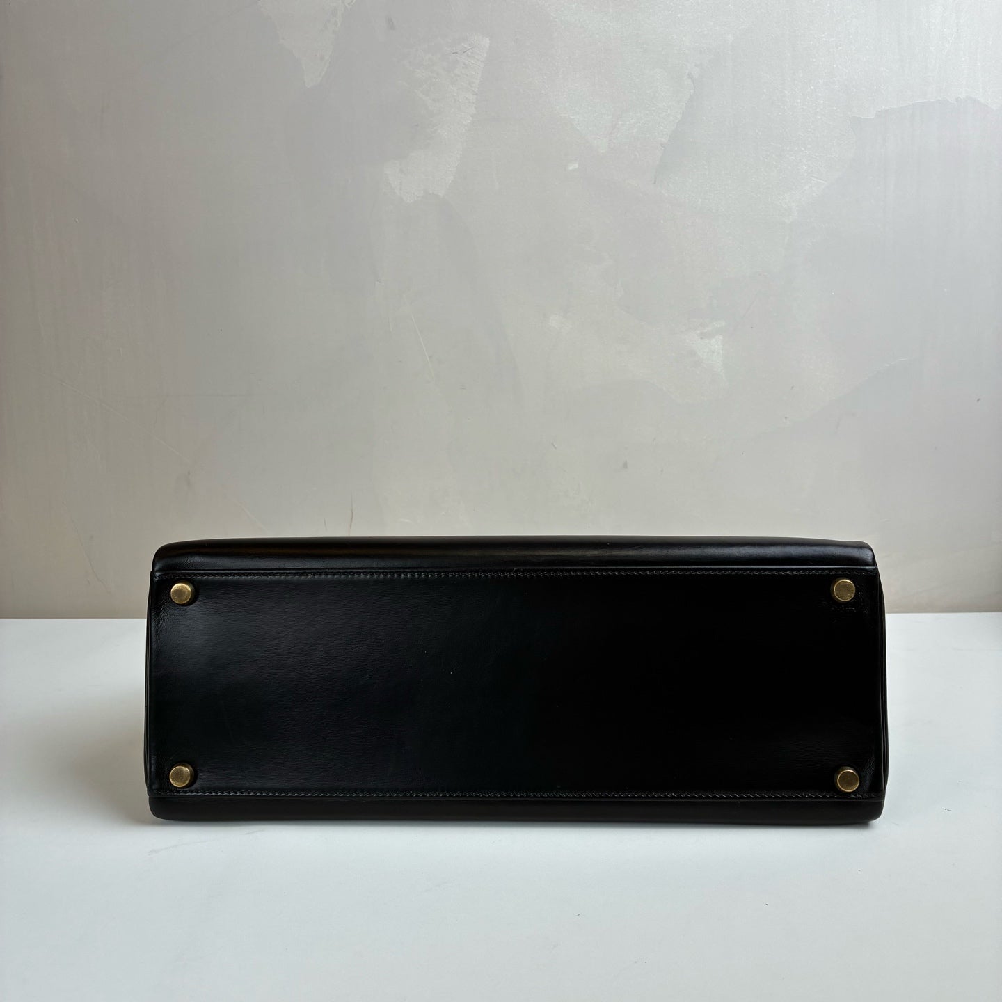 Hermes Kelly 32 Box Leather Circle K Engraving Pre-owned Special Design Model with Shoulder Strap, Key Lock, Crocodile Emblem