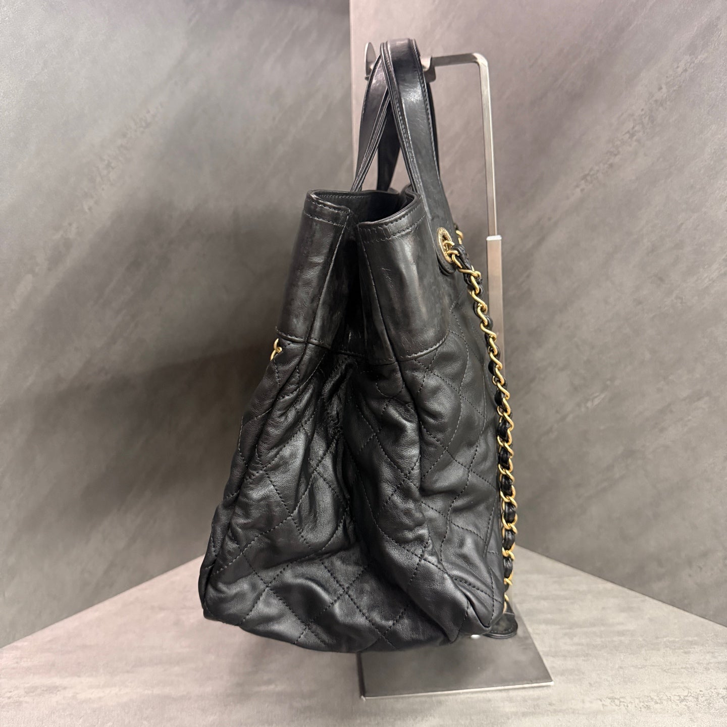 CHANEL Black and Gold Tote Bag Airport Bag, 16-series with authenticity card, dimensions 34*16*25cm, original condition