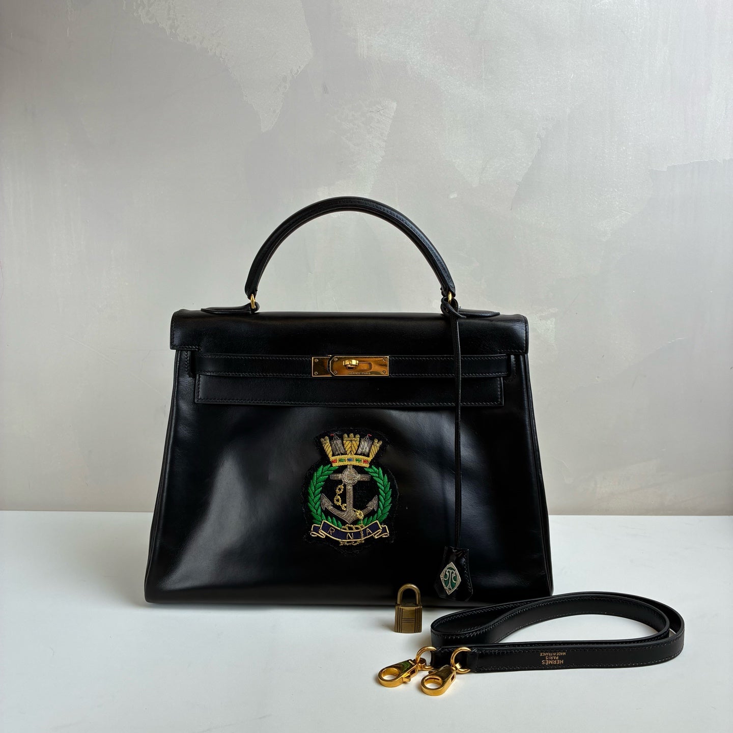 Hermes Kelly 32 Box Leather Circle K Engraving Pre-owned Special Design Model with Shoulder Strap, Key Lock, Crocodile Emblem