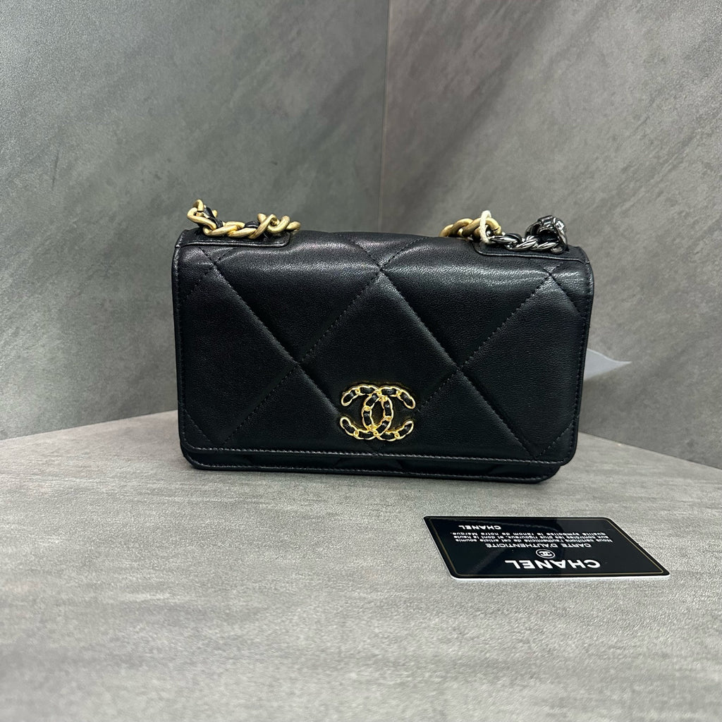 Chanel 19bag woc Black Gold Lambskin Chain Bag, produced in 2019, with authenticity card