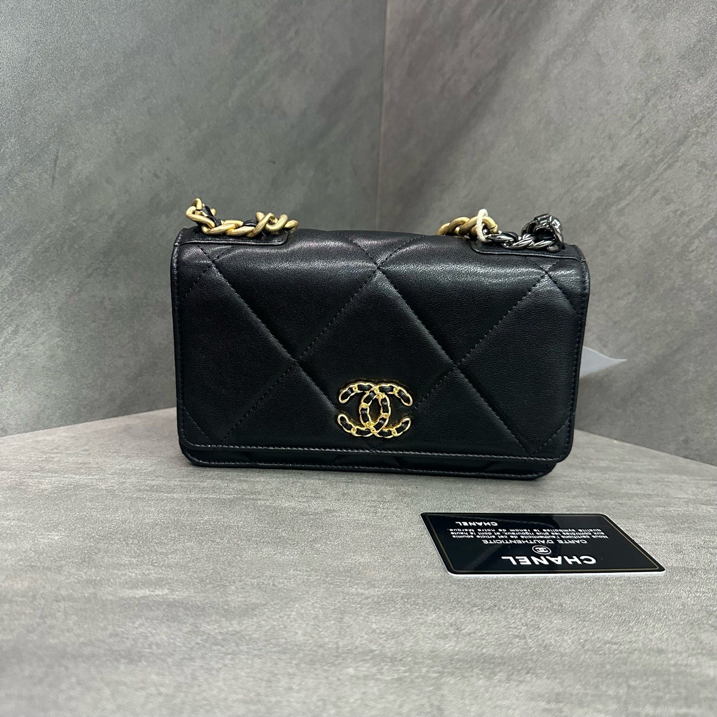 Chanel 19bag woc Black Gold Lambskin Chain Bag, produced in 2019, with authenticity card