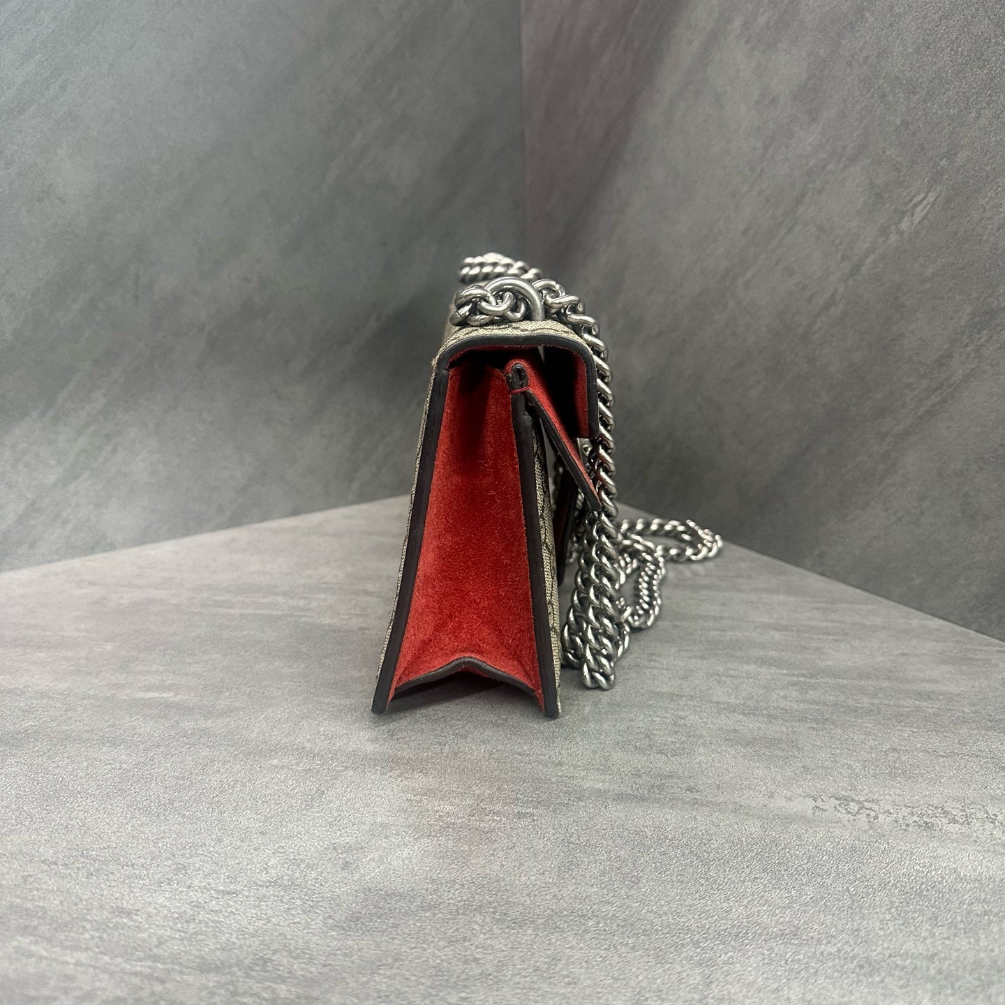 Gucci latest model Dionysus bag with red trim and diamond buckle, red trim, size 25*13.5