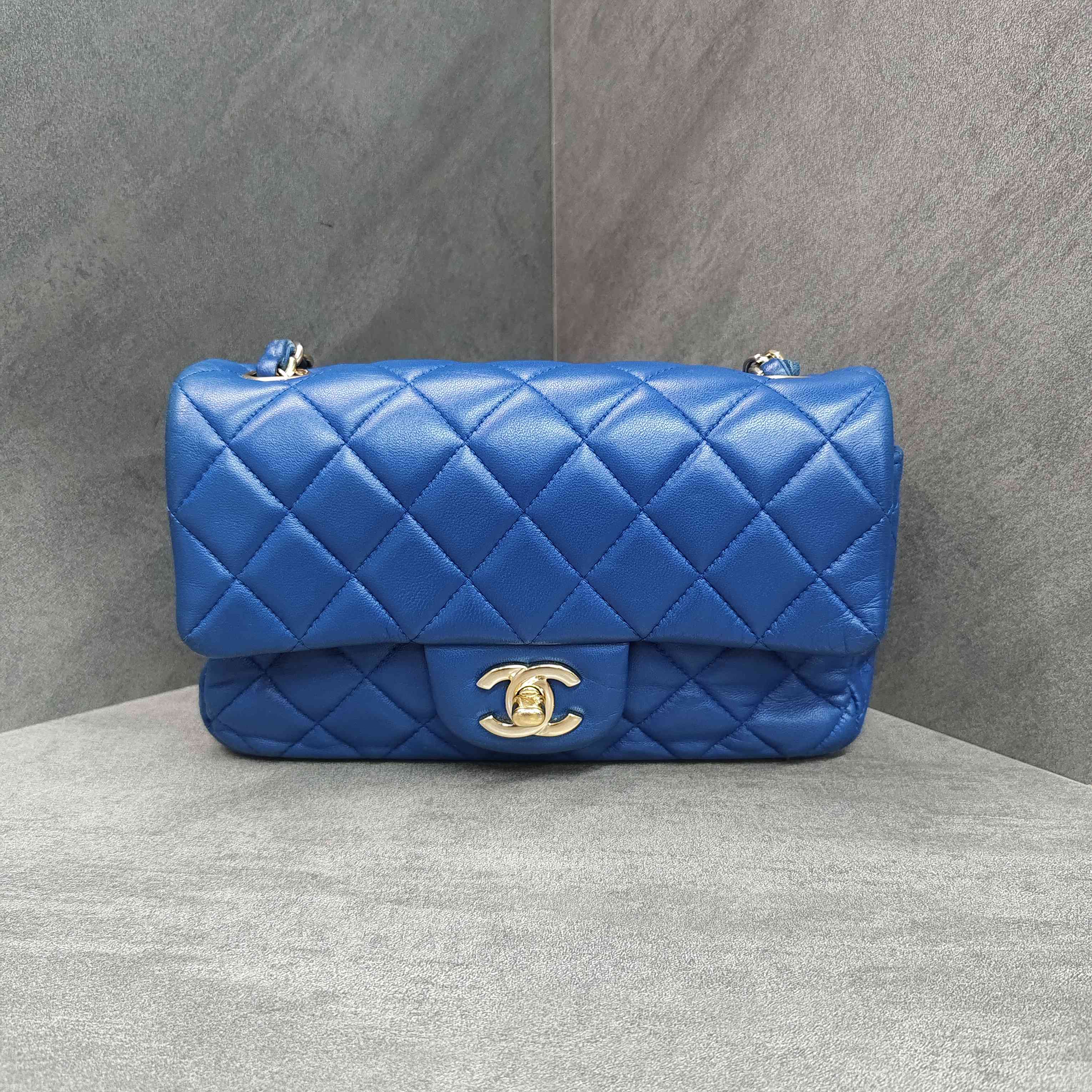 Chanel CF Large Mini Blue Gold Lambskin Chain Bag 24K Bag Shape Three-dimensional Interior Clean