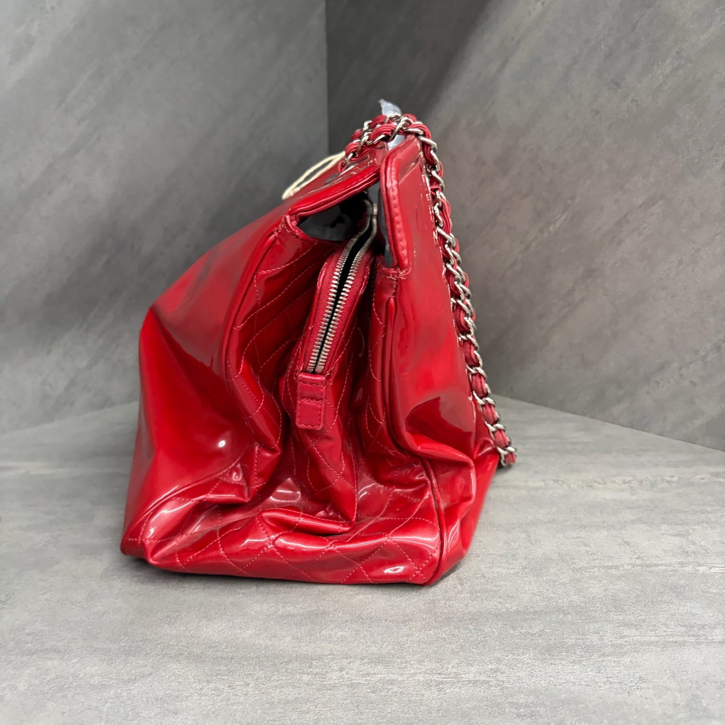 Chanel Red Patent Leather Chain Tote Bag, 32×12×19, 13-series, no authenticity card, clean interior, in stock