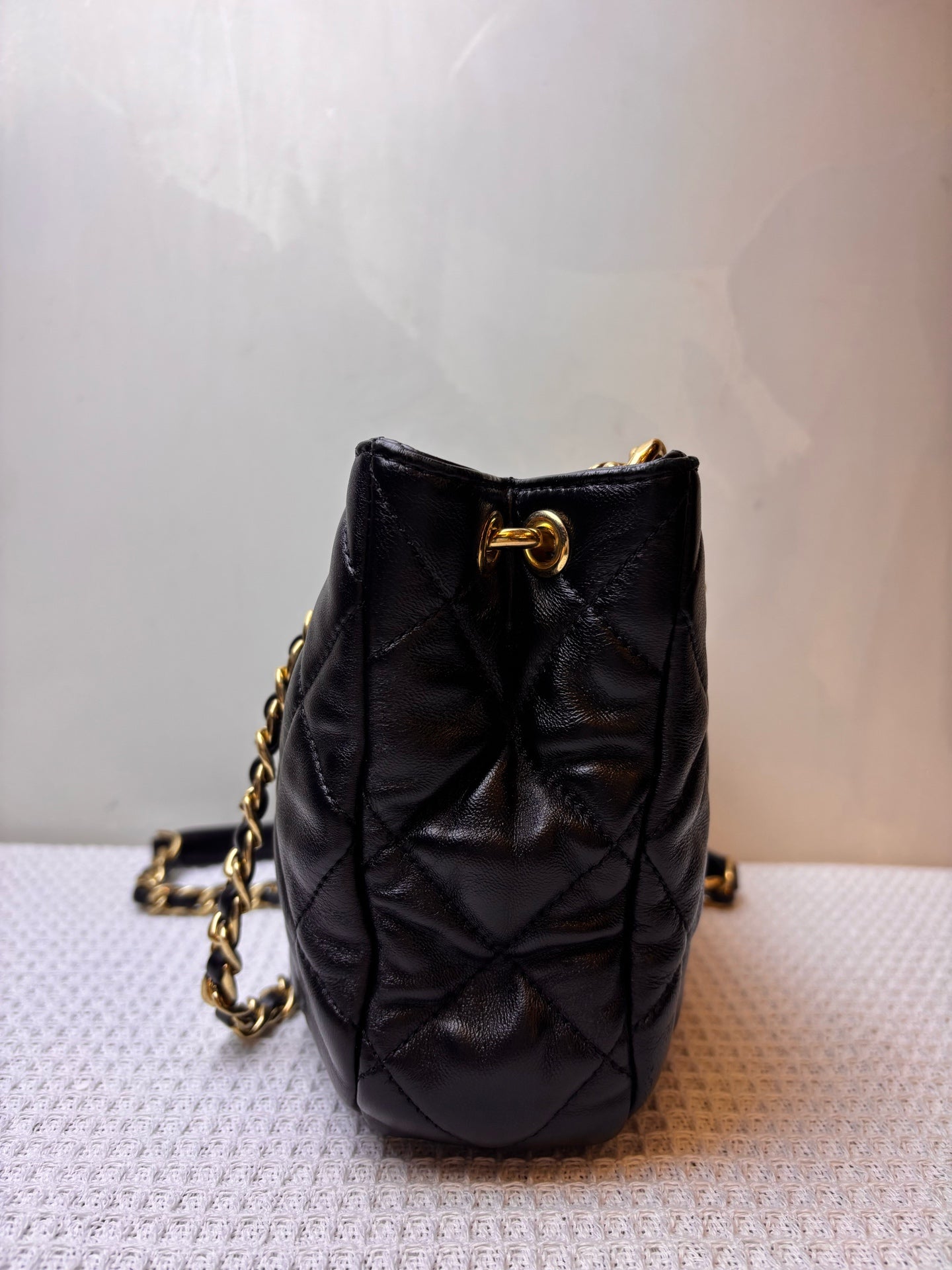 Chanel 22B Wanderer Small Shoulder Crossbody Bag Black Gold Lambskin Chip Version / 21*16
