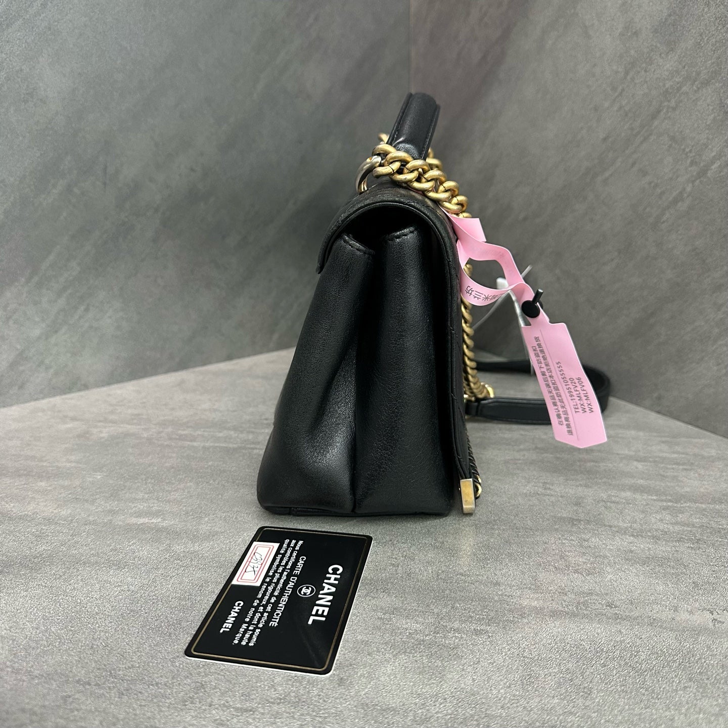 Chanel full leather V-patterned gold buckle handle black chain bag, 24 opening with card