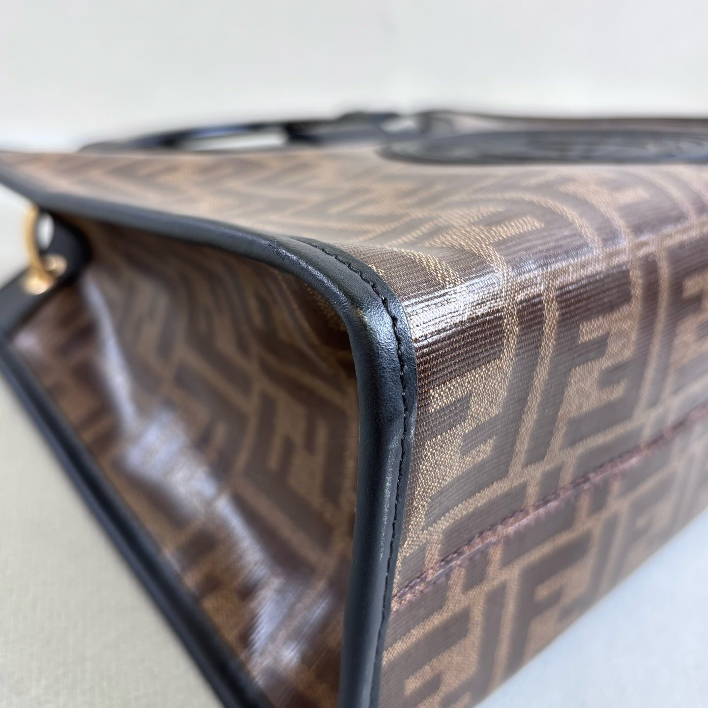 Fendi runway tote bag size 28*21, like new condition.