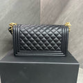 Chanel Le Boy Medium Black Gold Lambskin Chain Bag Chip The shape is three-dimensional and the interior is clean.