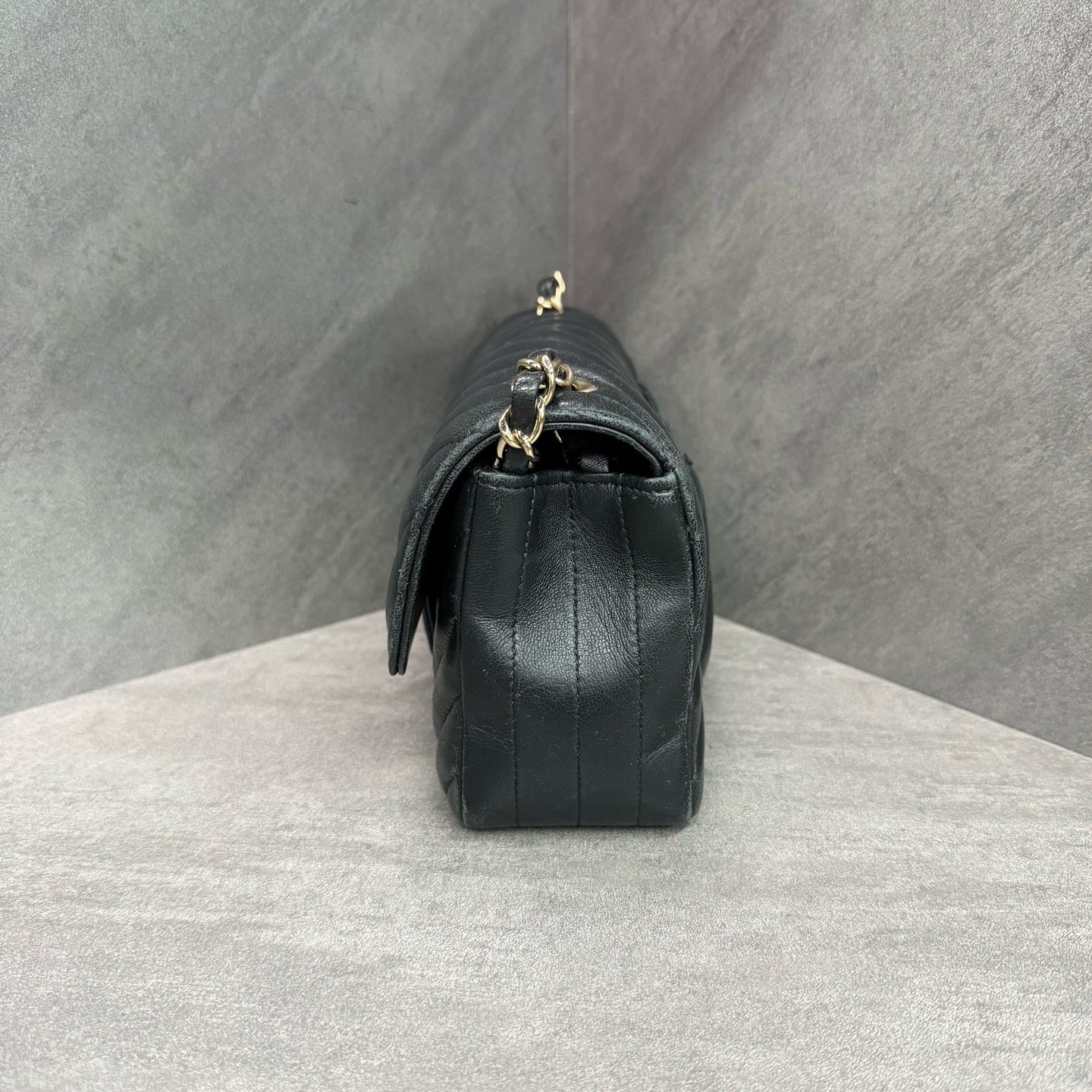 Chanel /Chanel Black gold V-patterned sheepskin large mini chain crossbody bag, 26 kai