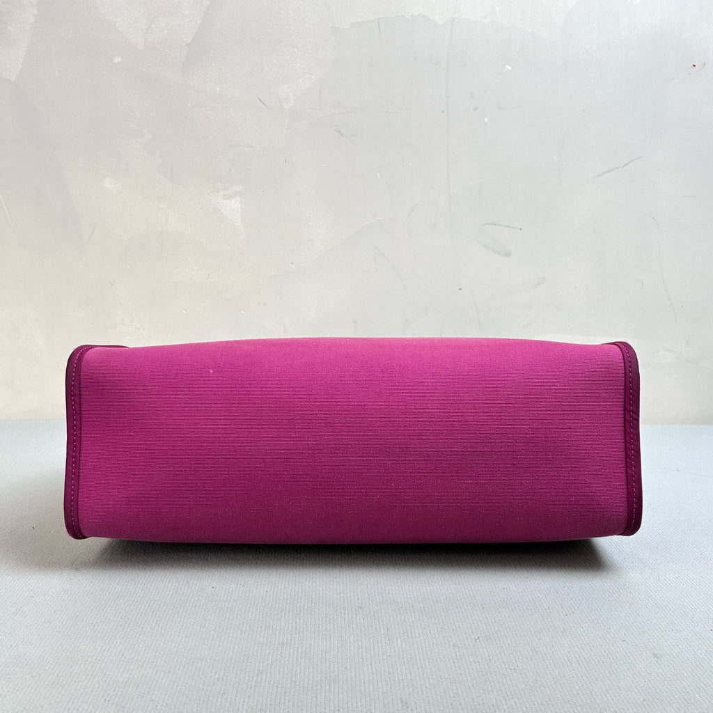 Hermès Herbag 31 in a purple and black color combination, made of canvas and leather, in 98% new condition. Dimensions: 31*25 cm.