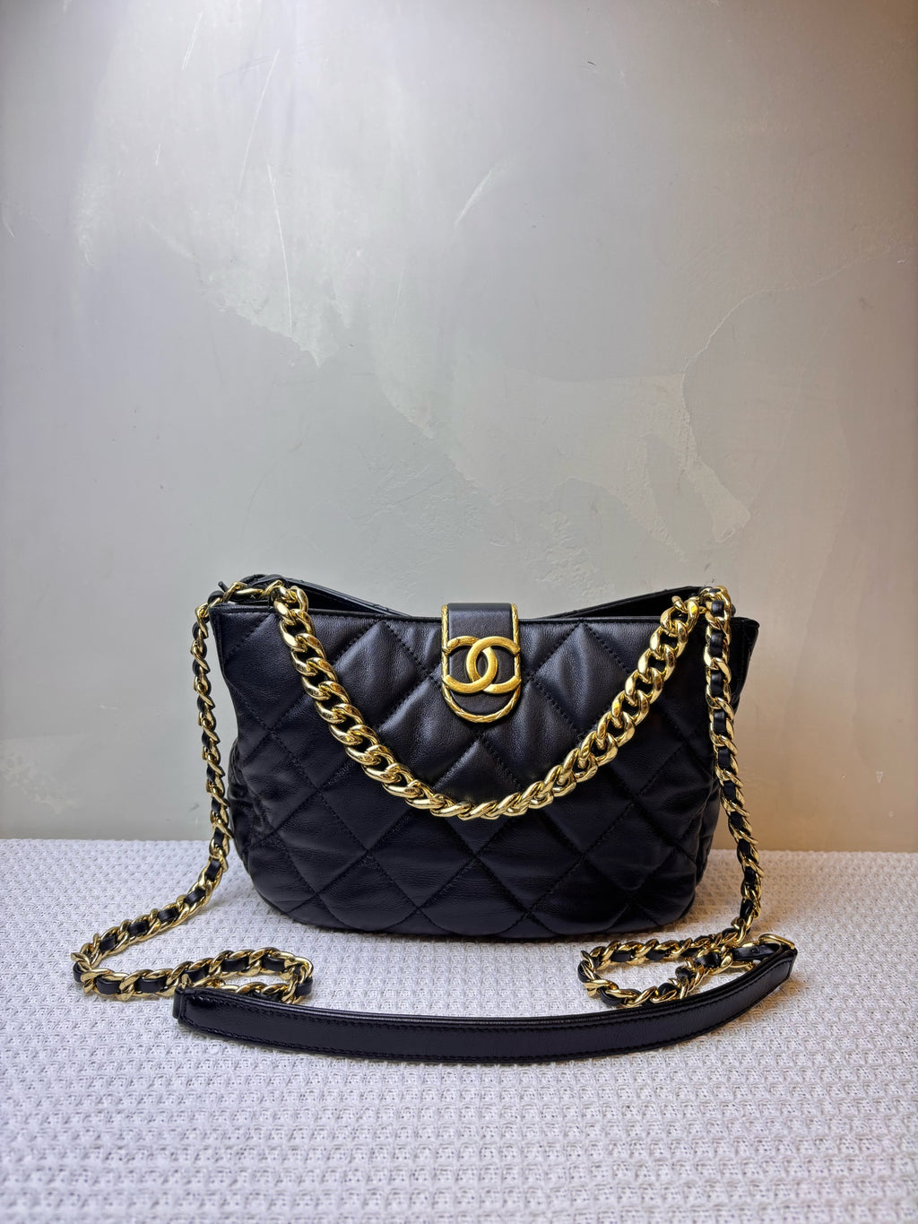 Chanel 22B Wanderer Small Shoulder Crossbody Bag Black Gold Lambskin Chip Version / 21*16