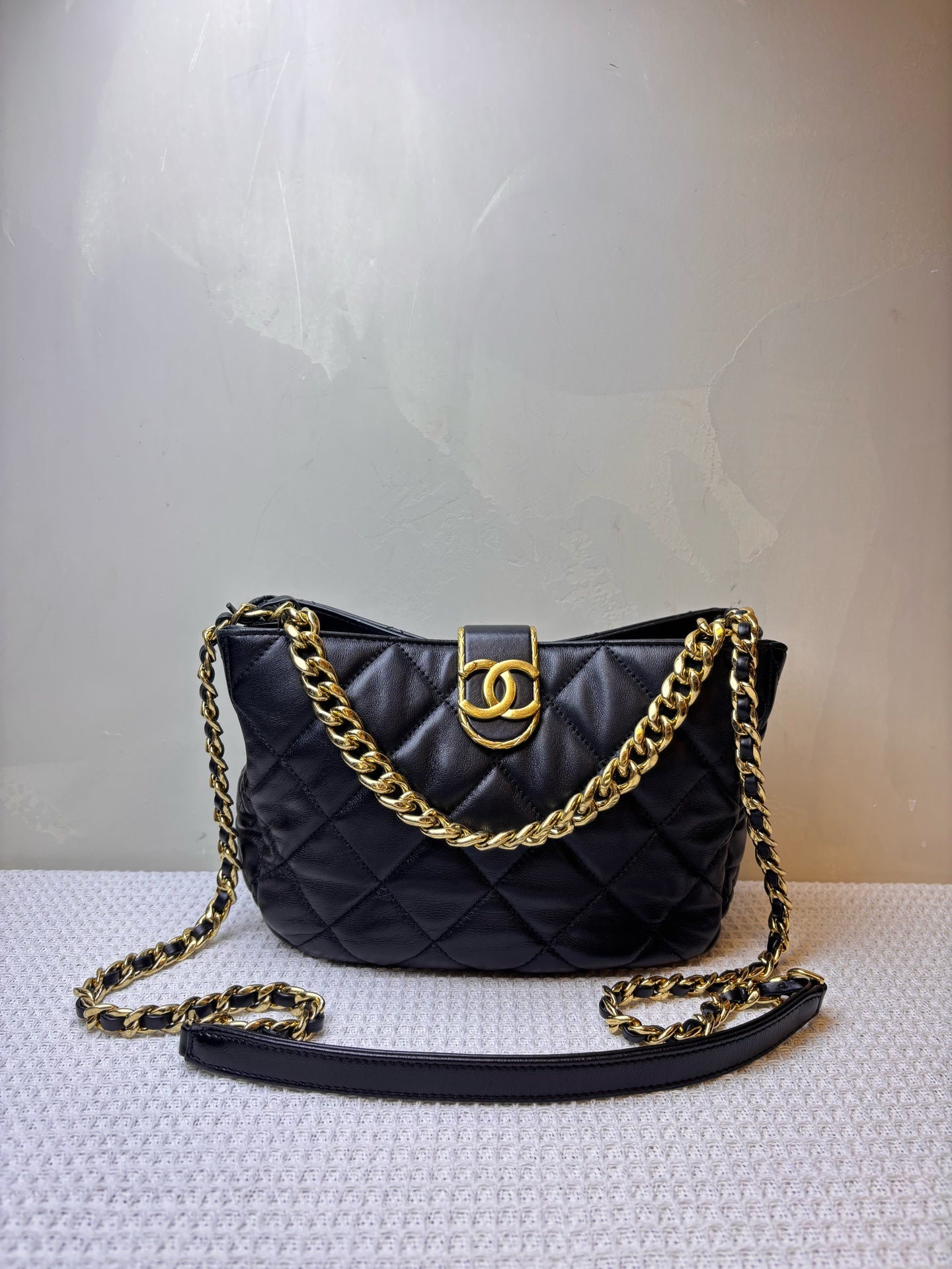 Chanel 22B Wanderer Small Shoulder Crossbody Bag Black Gold Lambskin Chip Version / 21*16