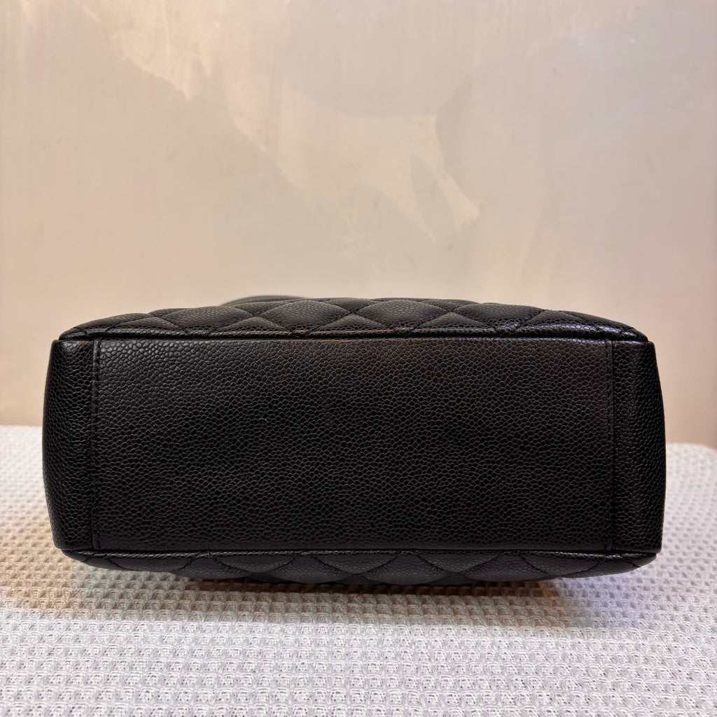 Chanel, 14K, PST black with gold hardware classic quilted textured leather shopping bag, shoulder tote bag dimensions: 25x9x23 cm, compact.