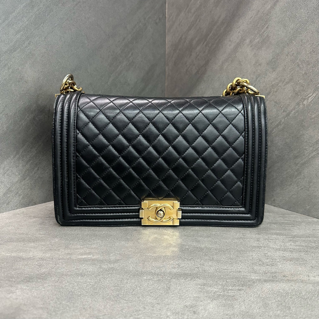 Chanel Leboy medium-large size black gold lambskin chain bag, 19-series serial number, structured shape, clean interior