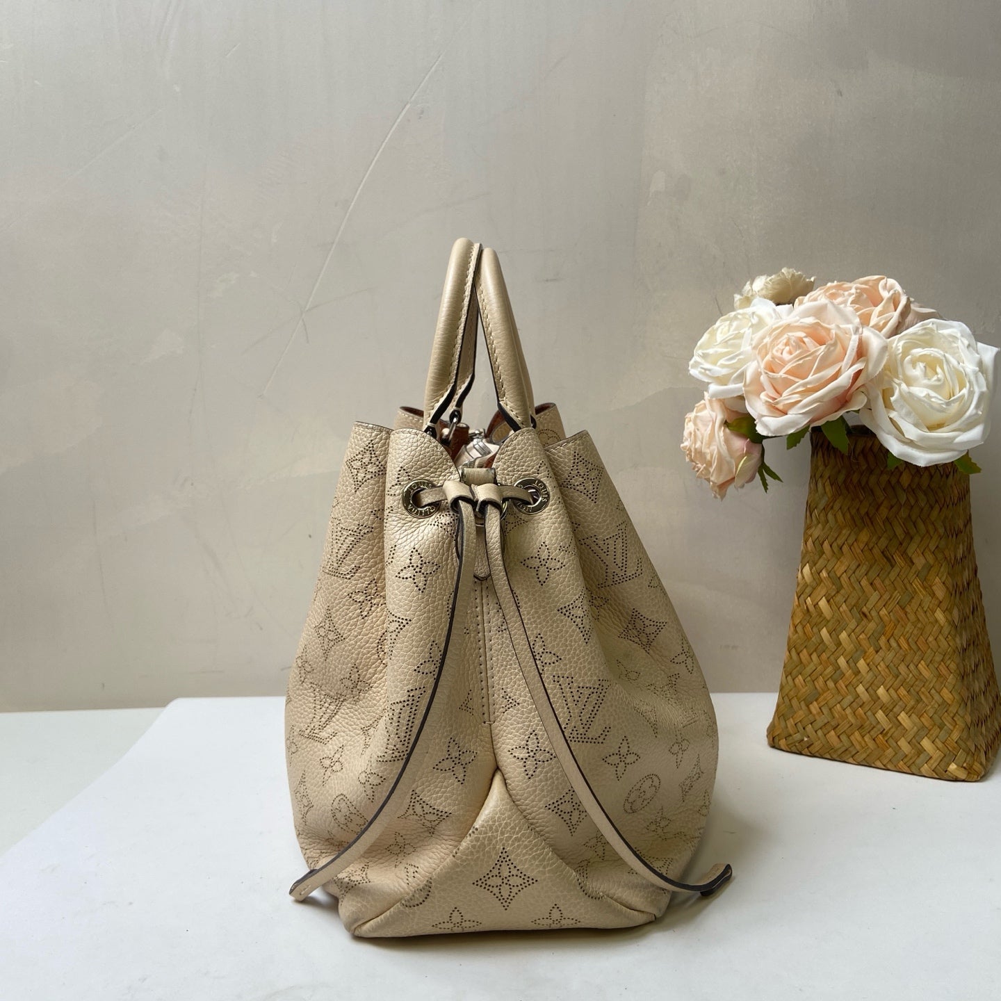 LV/Louis Vuitton BELLA TOTE Moon Goddess Milk Tea Color Hollow Tote Bag Chip Style 98% New Size: 35*23