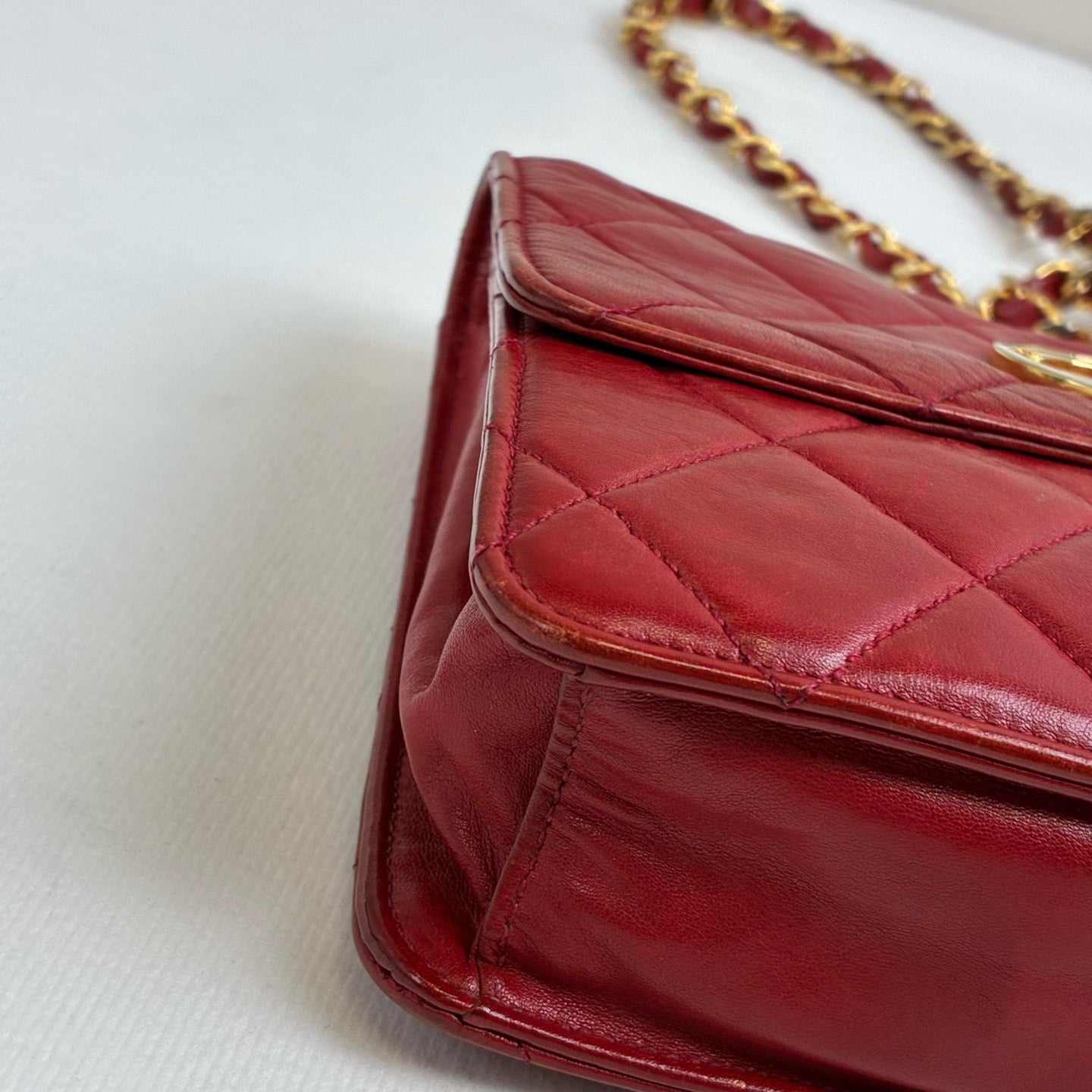 Chanel Vintage Red and Gold Round Double C Square Bag Length 17.5cm Lambskin Material Bright Red 98% New