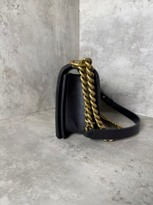Chanel Black gold leboy medium-sized sheepskin 19, red, reverse normal bag shape, three-dimensional inside, clean, original condition, in stock at a good price