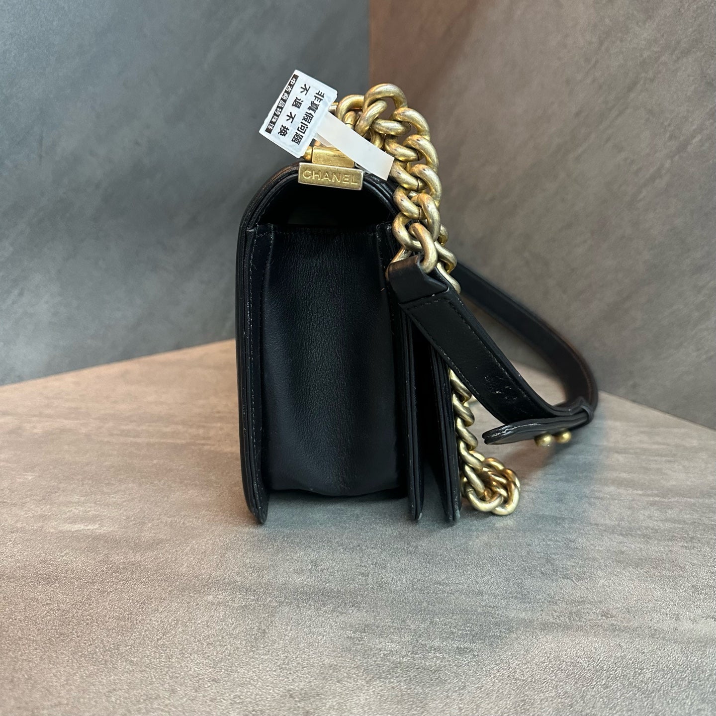 Chanel leboy medium-sized black gold cowhide chain bag, 20mo
