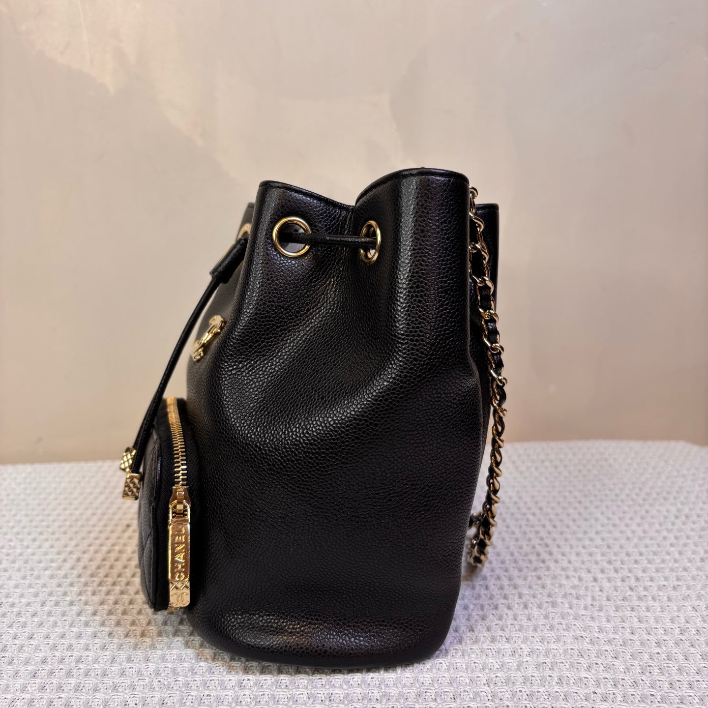 CHANEl Chanel Black Affinity Bucket Bag Chip Bag Litchi Leather Small Bucket Bag Super Versatile Size 19*20