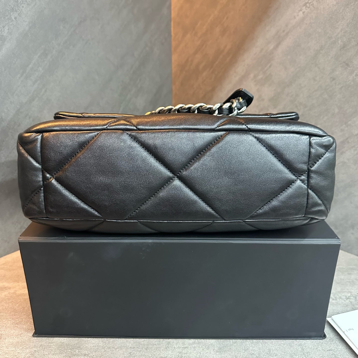 Unused new | Chanel 19bag medium, chip version, black and gold lambskin, excellent bag shape, clean interior, full set of accessories