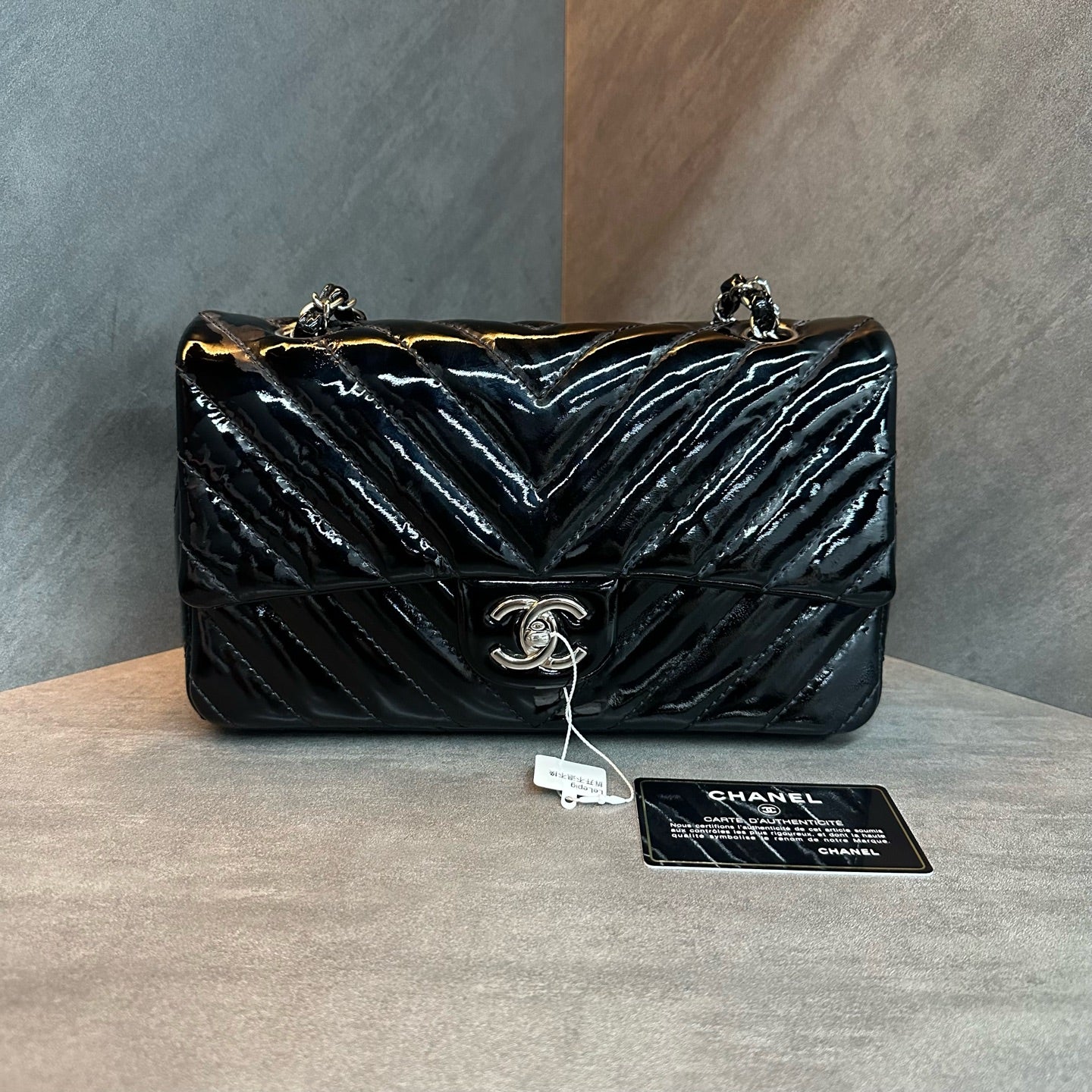 Chanel cf medium-sized black and silver V-patterned patent leather chain bag, 13 pieces with strap card