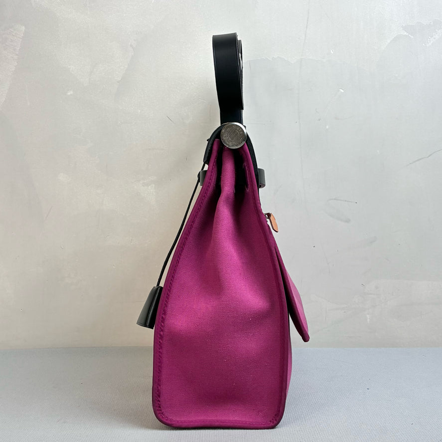 Hermès Herbag 31 in a purple and black color combination, made of canvas and leather, in 98% new condition. Dimensions: 31*25 cm.