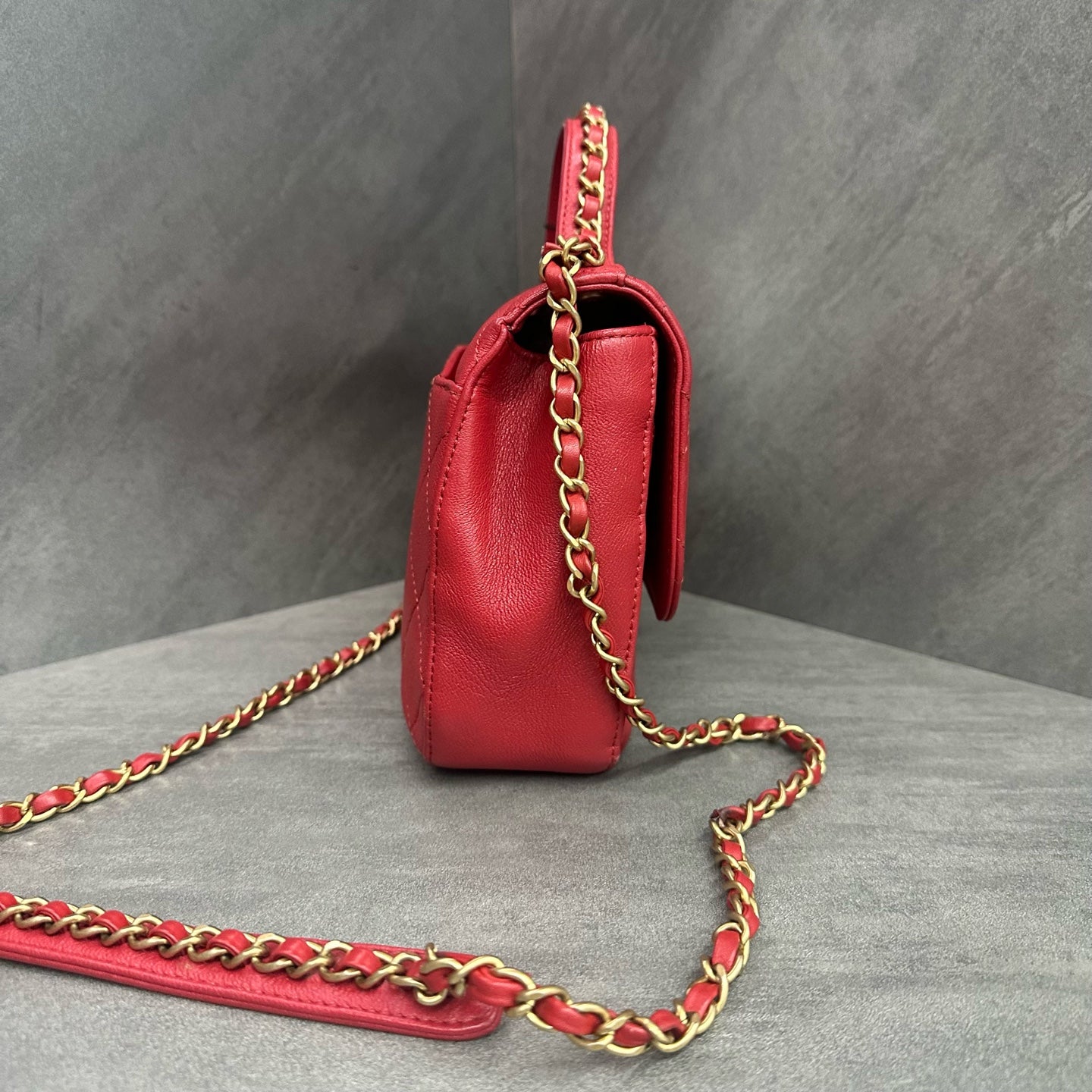 Chanel 19bag Red Gold-tone Calfskin Messenger Bag, structured silhouette, clean interior, 28 serial with authenticity card, in stock.