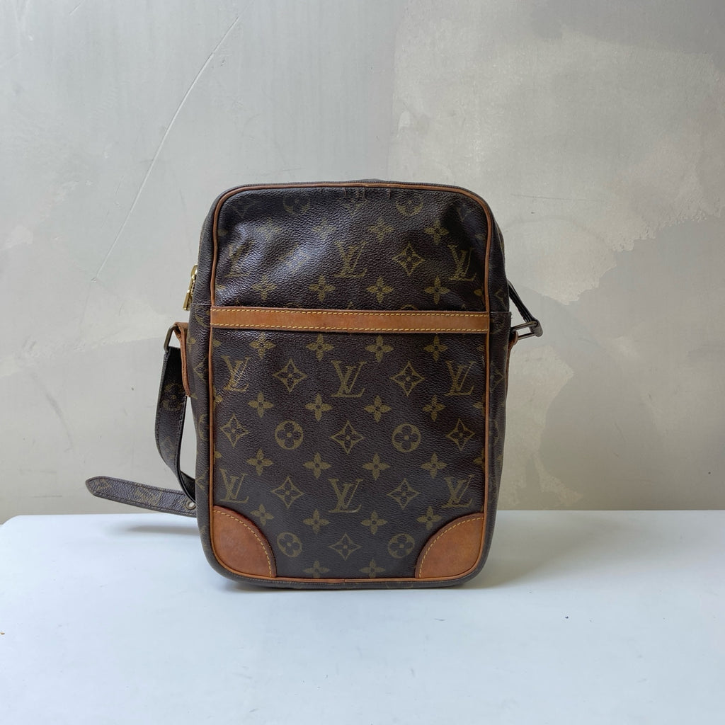 LV/Louis Vuitton 92 Vintage Monogram Crossbody Bag Camera Bag Pre-owned Size: 28×22 Coated Canvas