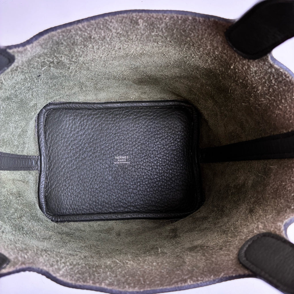 Hermes / Hermès Garden Party 18 P刻 in 99% new condition   Dimensions: 18 x 13 x 18 cm   Color: Gray Green   Includes lock