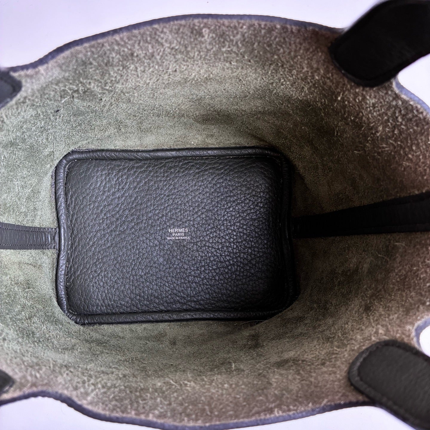 Hermes / Hermès Garden Party 18 P刻 in 99% new condition   Dimensions: 18 x 13 x 18 cm   Color: Gray Green   Includes lock