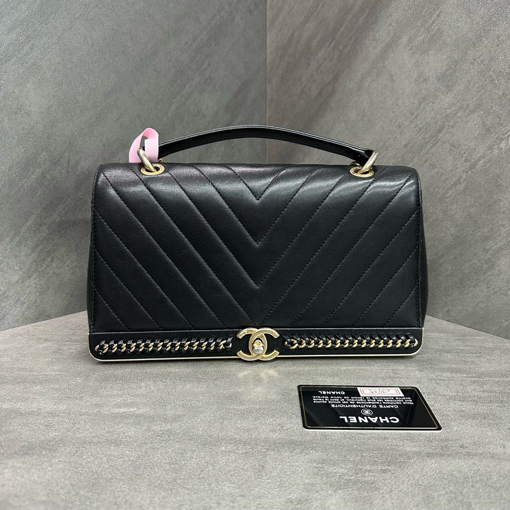 Chanel full leather V-patterned gold buckle handle black chain bag, 24 opening with card