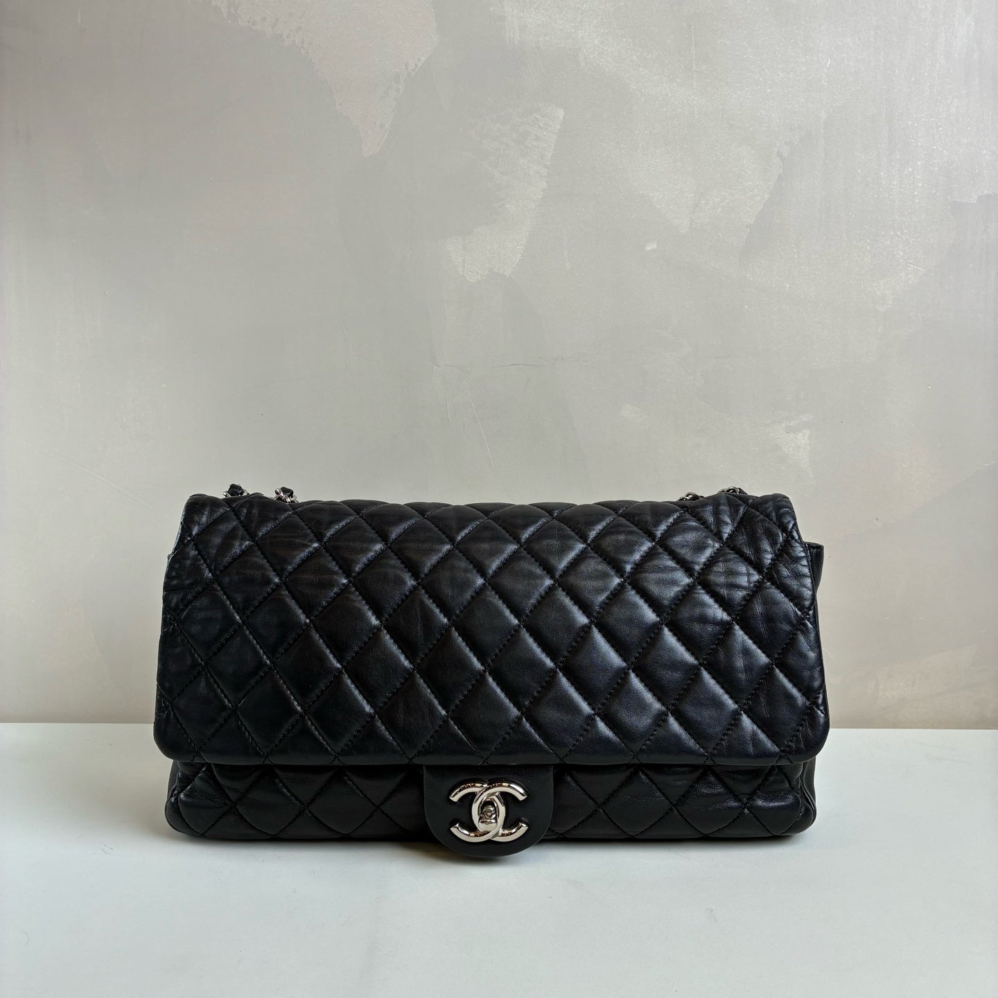 Chanel CF Black and Silver Raincoat Airport Bag 13 Opening Shoulder Bag 99% New Size: 35*7.5*16 Lambskin Material